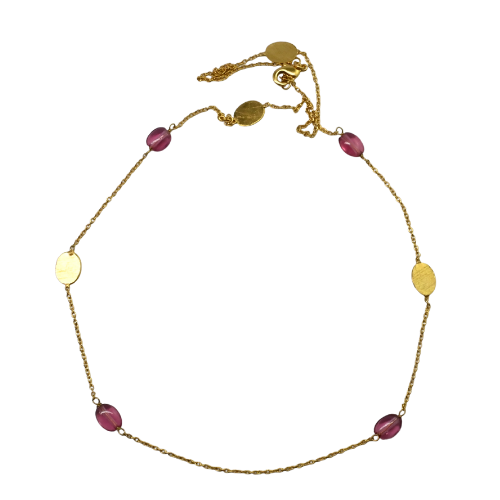 Fine gold chain necklace with plum-pink cherry quartz stones and brushed gold ovals, laid in a circle