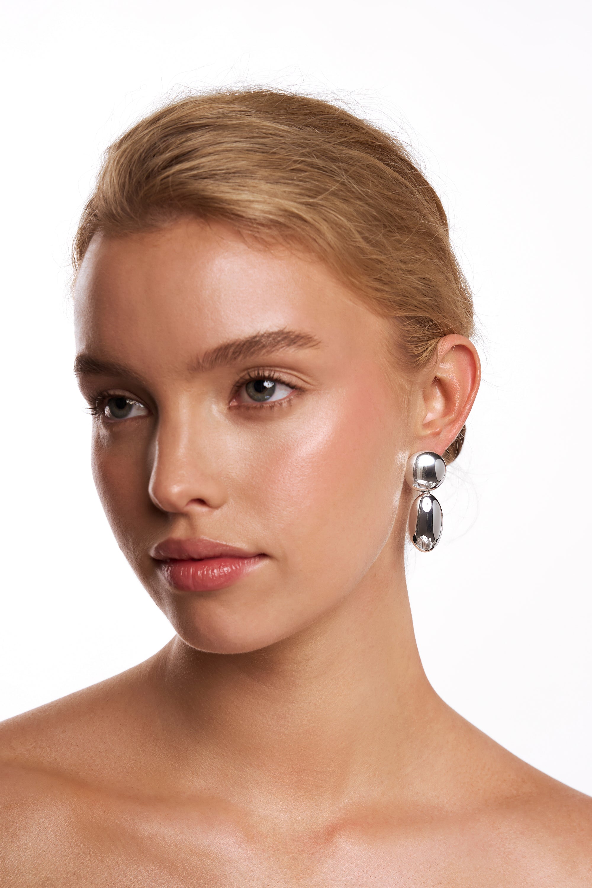 Model wearing the Malibu silver drop earring.