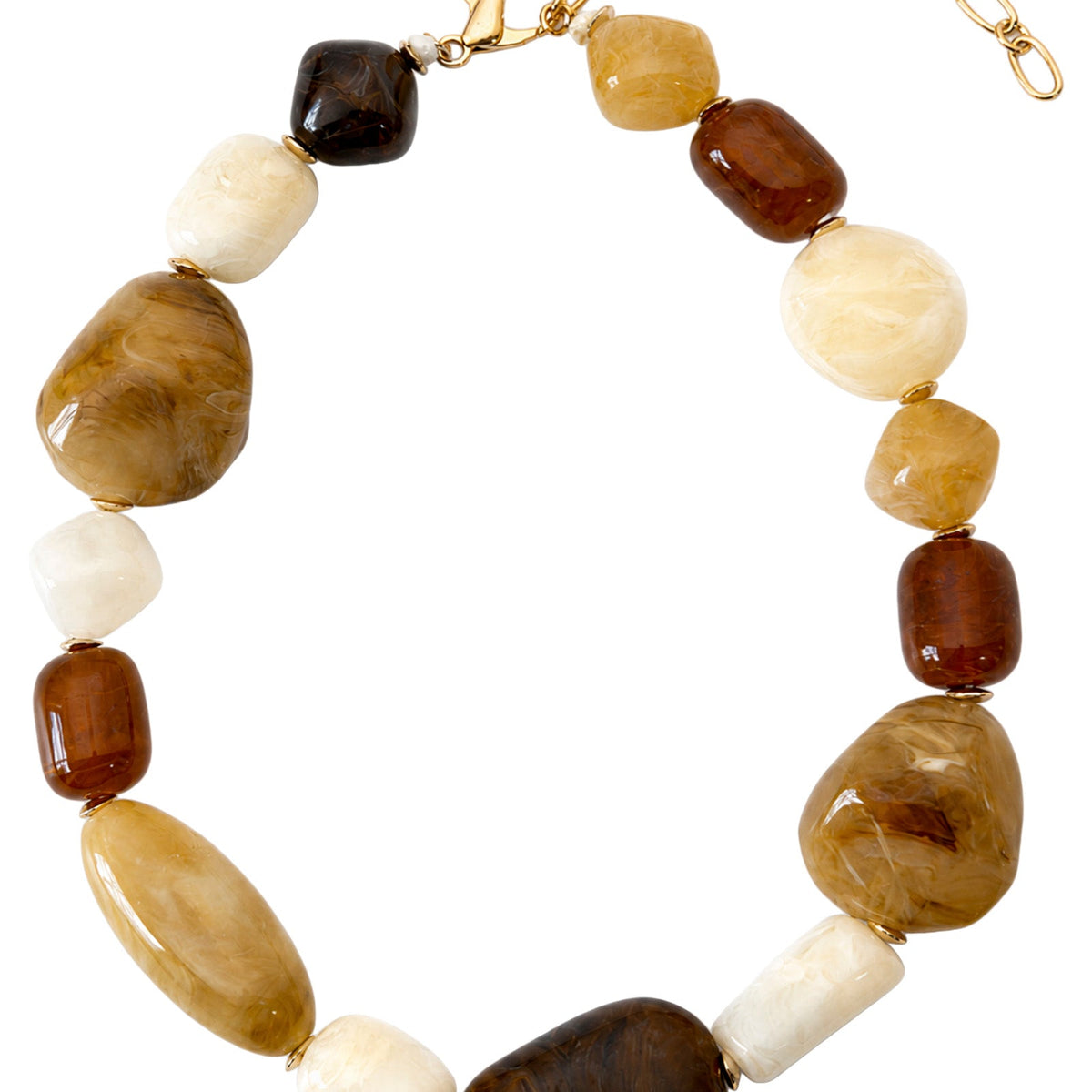 Palmera Dune necklace laid flat: marble-look beads in dark brown, caramel, honey and cream on a gold-tone clasp and chain