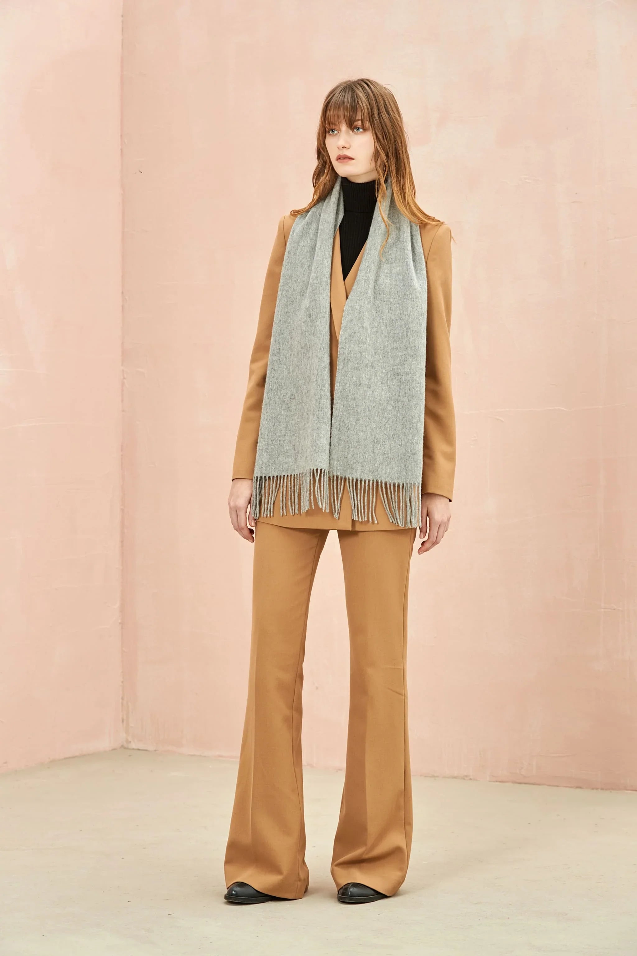 Full-length camel suit look with the Quartz light grey scarf