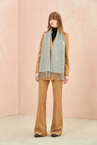 Full-length camel suit look with the Quartz light grey scarf