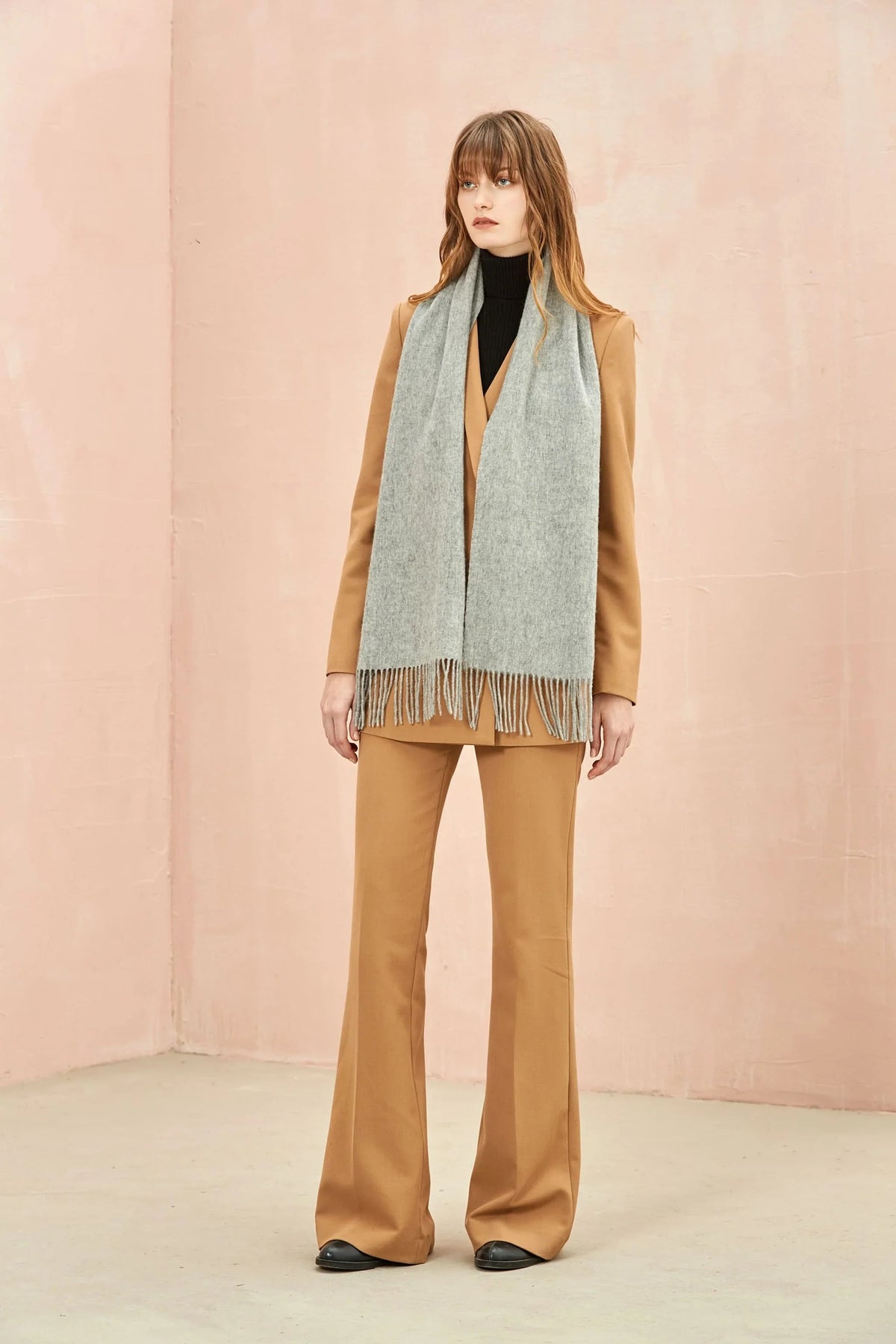 Full-length camel suit look with the Quartz light grey scarf