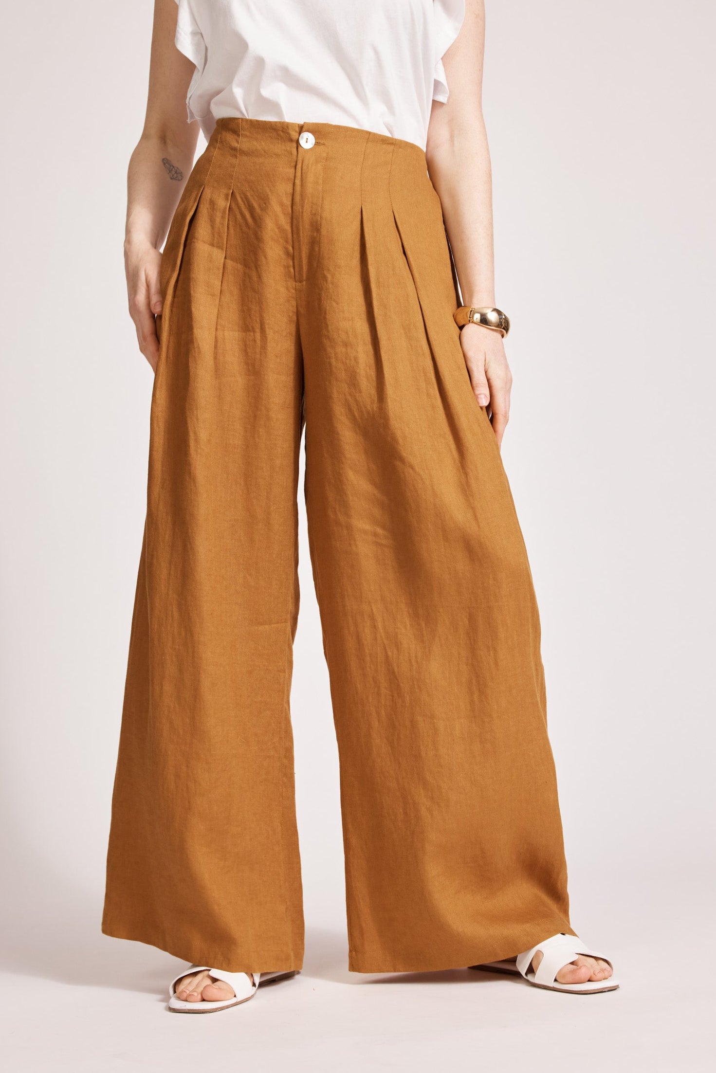 Front detail of the pleated high-waist caramel palazzo pant