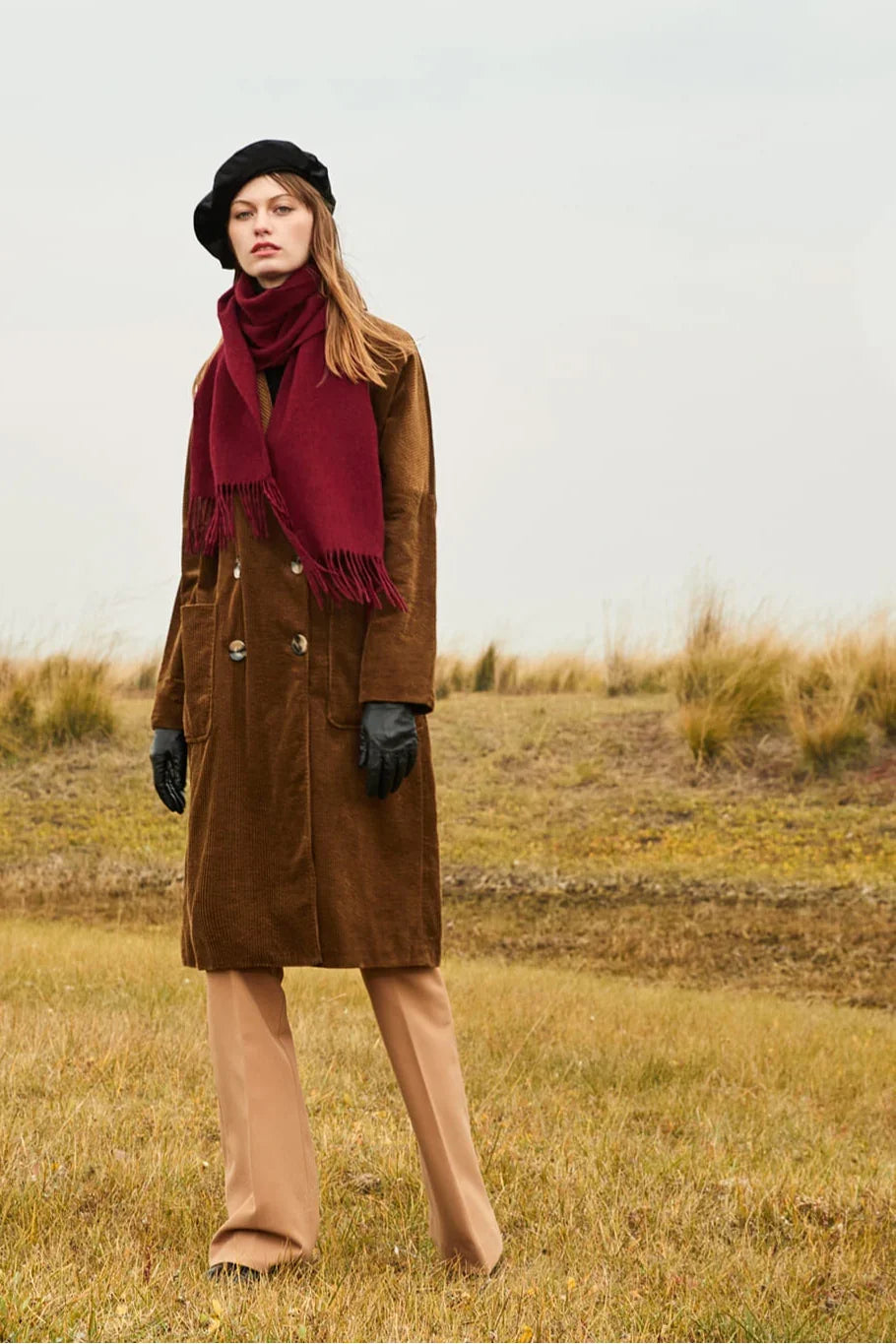 Outdoor full look with the Rhubarb scarf, brown coat and leather gloves