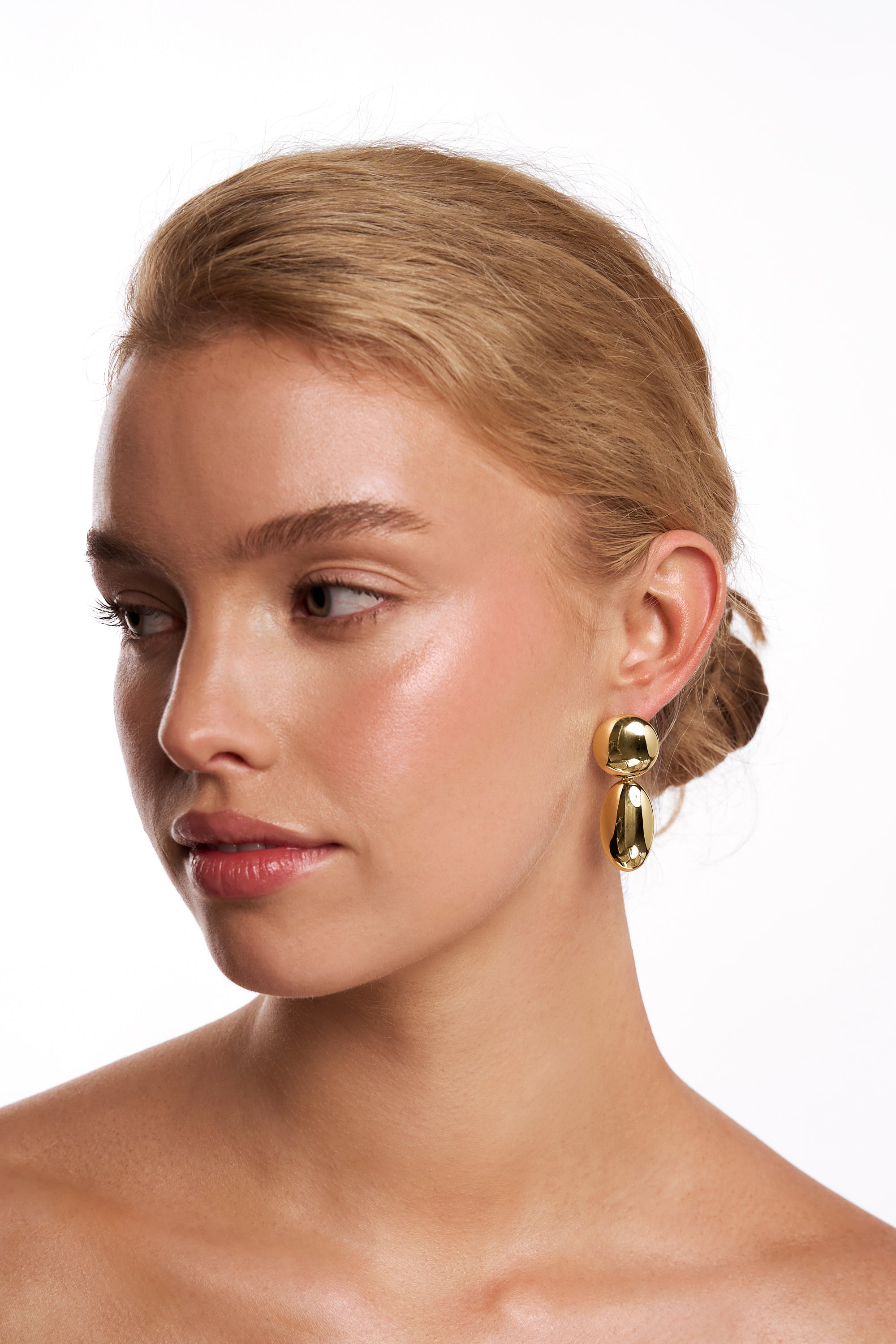 Model wearing the Malibu gold drop earring.