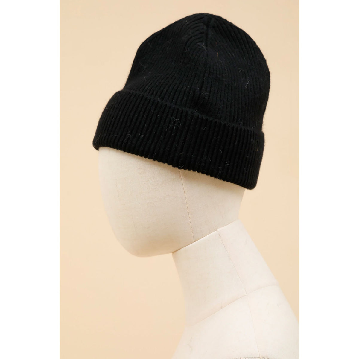 The black Auguste beanie on a mannequin head, seen from the side.