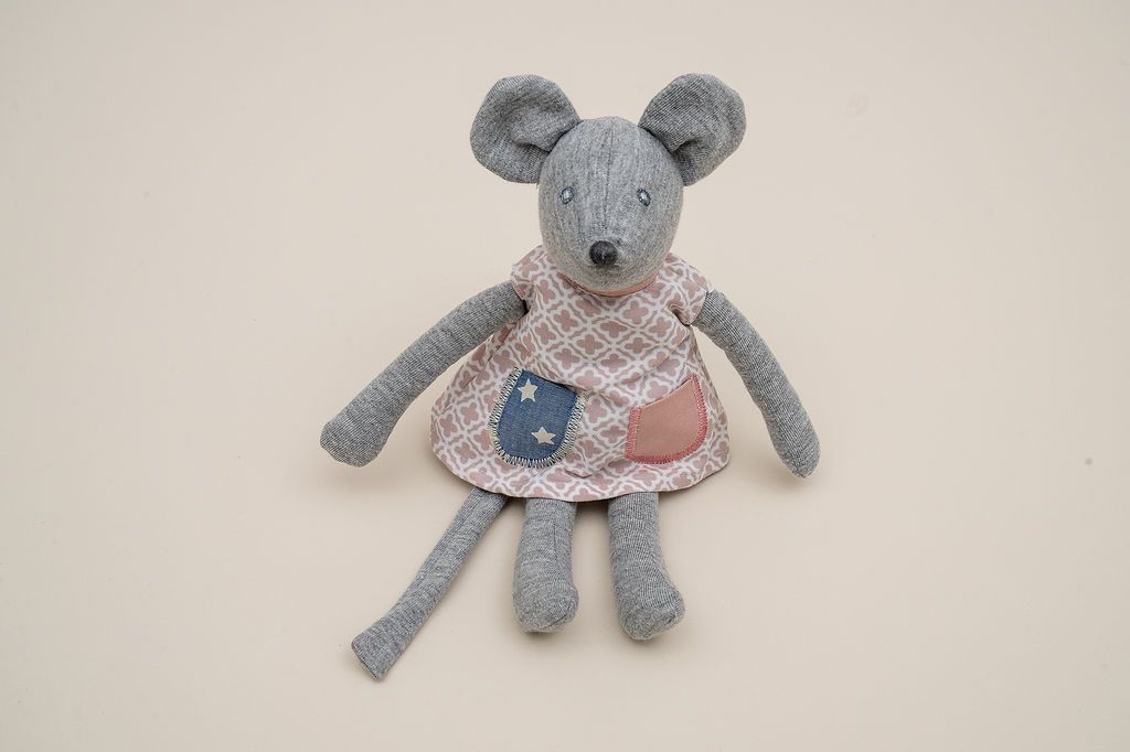 Grey mouse in a pink diamond-print dress with a blue star pocket and a pink pocket.