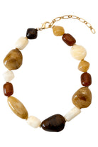 Palmera Dune necklace laid flat: marble-look beads in dark brown, caramel, honey and cream on a gold-tone clasp and chain